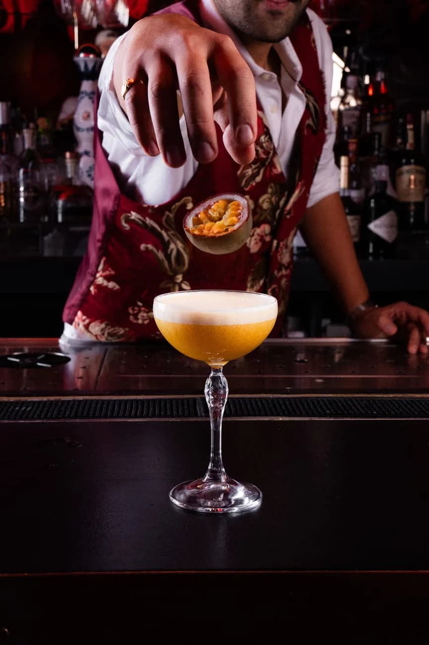 Bartender van La Nostra Gigí maakt een signature cocktail